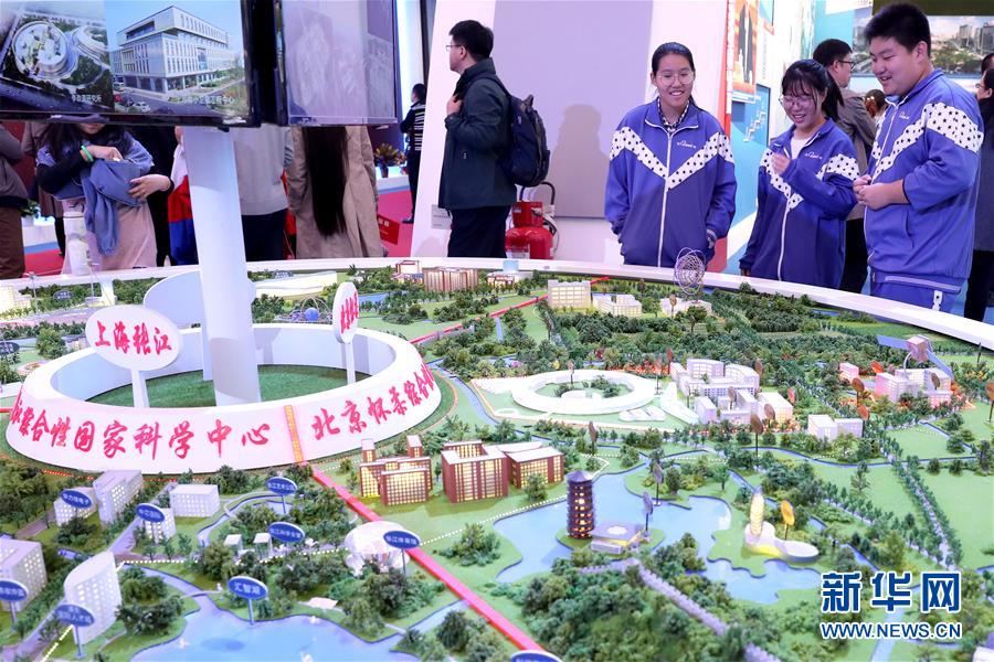 （十九大時(shí)光&middot;圖文互動(dòng)）（4）向著夢(mèng)想，奮進(jìn)！&mdash;&mdash;來自&ldquo;砥礪奮進(jìn)的五年&rdquo;大型成就展現(xiàn)場(chǎng)的報(bào)道 