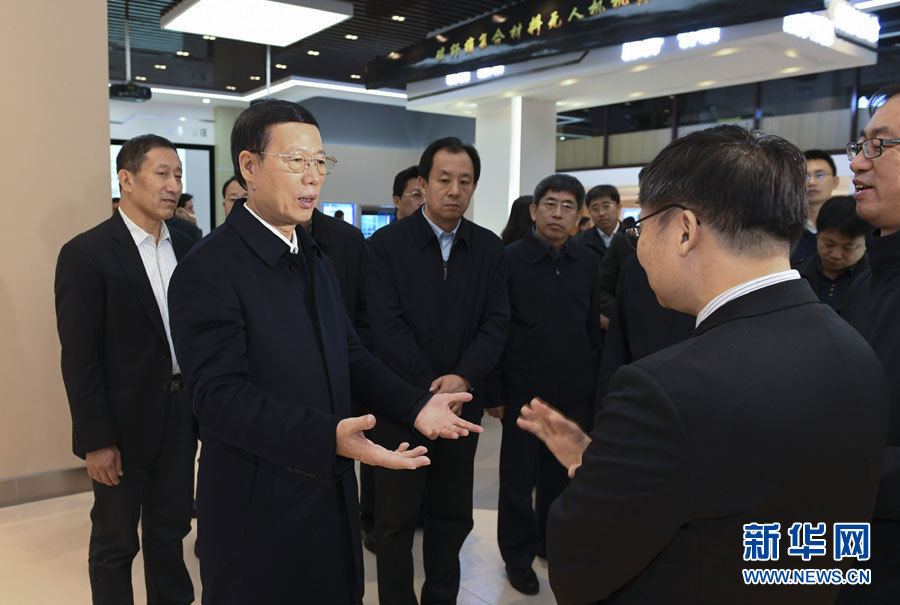 11月14日至15日，國務(wù)院副總理張高麗在黑龍江調(diào)研。這是11月14日，張高麗到黑龍江工業(yè)技術(shù)研究院成果展示中心，了解產(chǎn)學(xué)研結(jié)合推動創(chuàng)新發(fā)展情況。 新華社記者 高潔 攝
