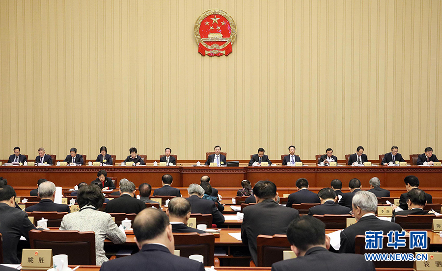 12月23日，十二屆全國(guó)人大常委會(huì)第三十一次會(huì)議在北京人民大會(huì)堂舉行第二次全體會(huì)議。張德江委員長(zhǎng)出席。 新華社記者劉衛(wèi)兵攝