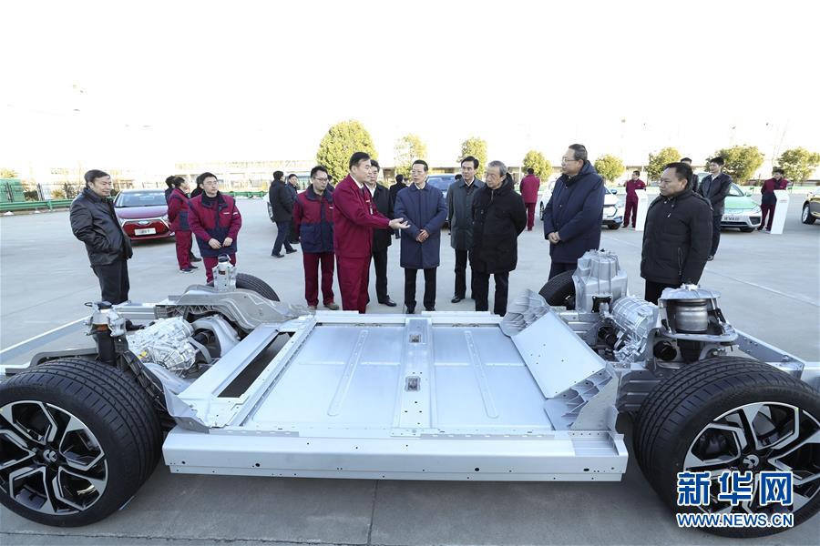 1月9日至10日，國(guó)務(wù)院副總理張高麗在安徽調(diào)研推動(dòng)長(zhǎng)江經(jīng)濟(jì)帶發(fā)展工作。這是1月9日，張高麗在江淮汽車股份有限公司了解企業(yè)生產(chǎn)經(jīng)營(yíng)和參與國(guó)際產(chǎn)能合作情況。新華社記者 龐興雷 攝