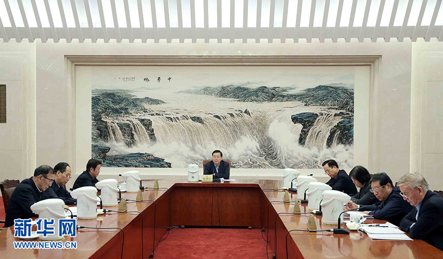 1月16日，中共十二屆全國人大常委會黨組在北京召開會議，認真學(xué)習(xí)領(lǐng)會習(xí)近平總書記在十九屆中央紀委二次全會上的重要講話和全會精神，研究部署貫徹落實工作。全國人大常委會委員長、常委會黨組書記張德江主持會議并講話。新華社記者 劉衛(wèi)兵 攝