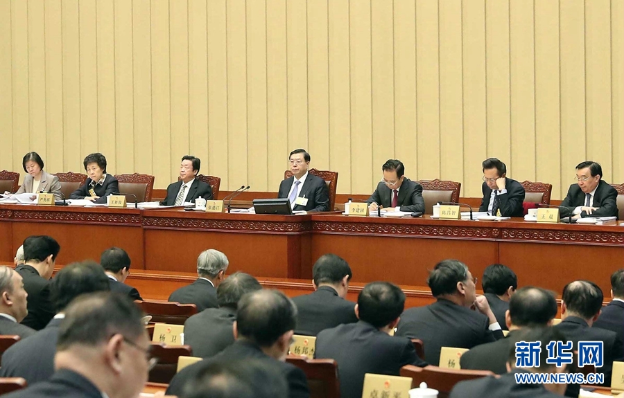 2月23日，十二屆全國(guó)人大常委會(huì)第三十三次會(huì)議在北京人民大會(huì)堂開(kāi)幕。張德江委員長(zhǎng)主持會(huì)議。 新華社記者　劉衛(wèi)兵　攝