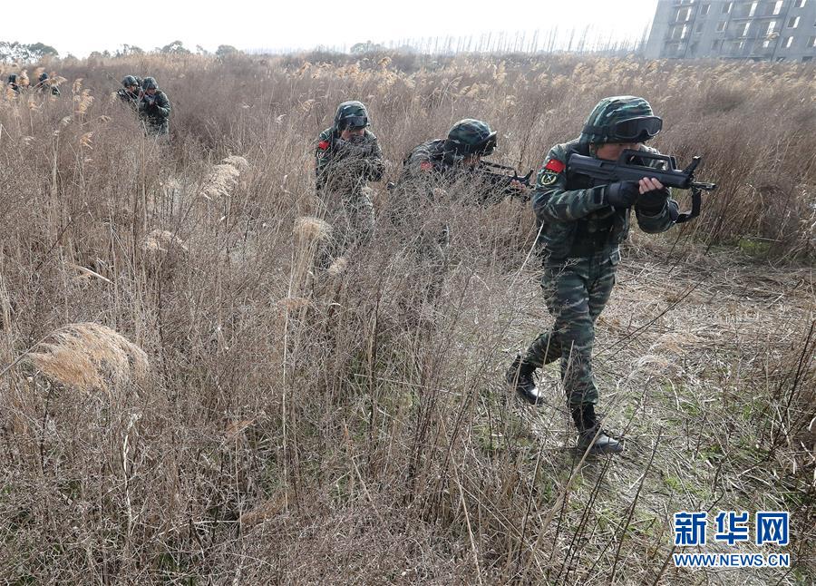 （軍事）（4）野外實(shí)戰(zhàn) 磨礪&ldquo;刀鋒&rdquo;