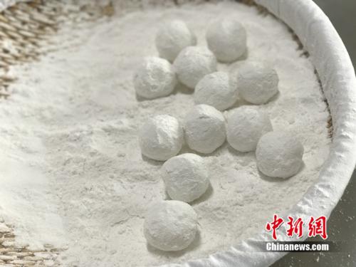 制作元宵時，首先要將餡料做好，沾上水，再投進盛滿糯米粉的笸籮內(nèi)搖。<a target='_blank'  ><p  align=