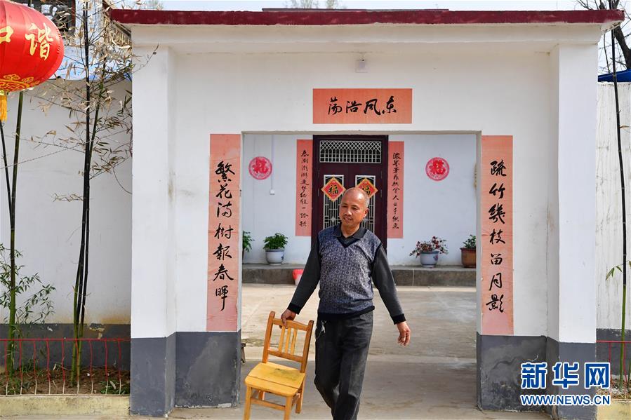 （走基層 聽(tīng)民聲）（1）貧困戶王萬(wàn)才的&ldquo;詩(shī)意&rdquo;脫貧路