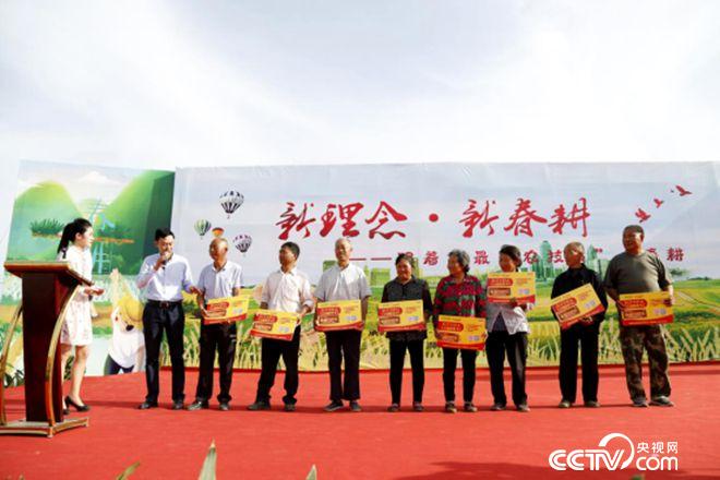 愛心企業(yè)與貧困農(nóng)戶結對子、送肥料