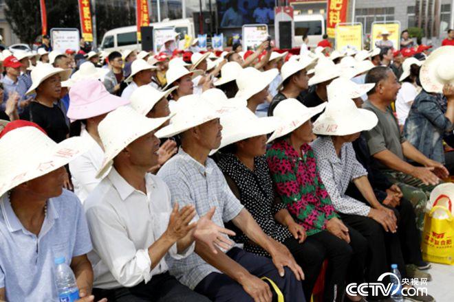活動現(xiàn)場，農(nóng)戶們聽講很認真