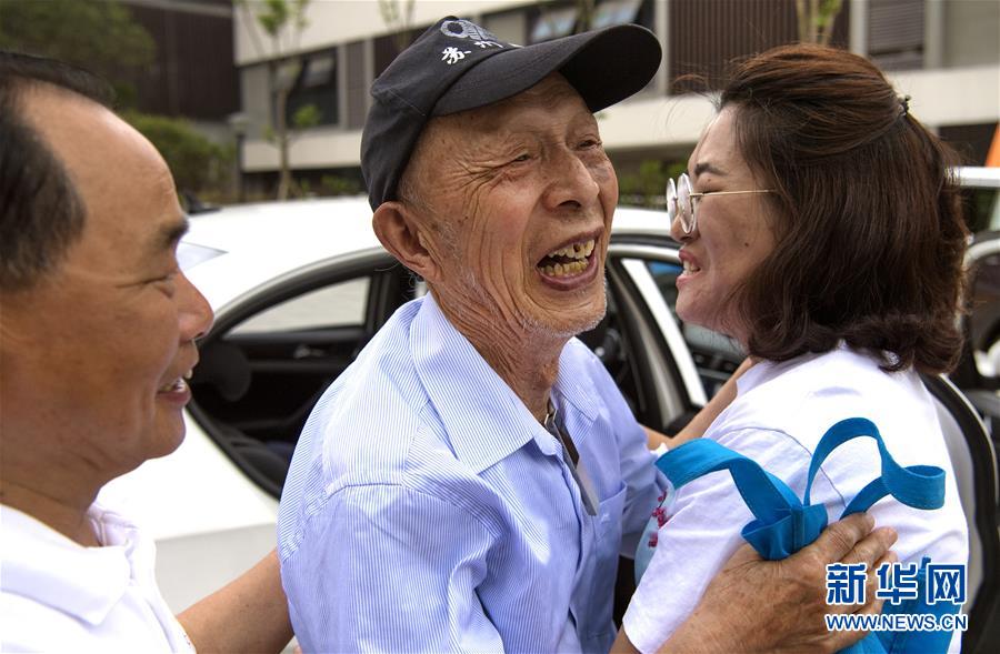 （圖片故事）（2）&ldquo;希望老人&rdquo;的第100次老區(qū)助學(xué)之旅