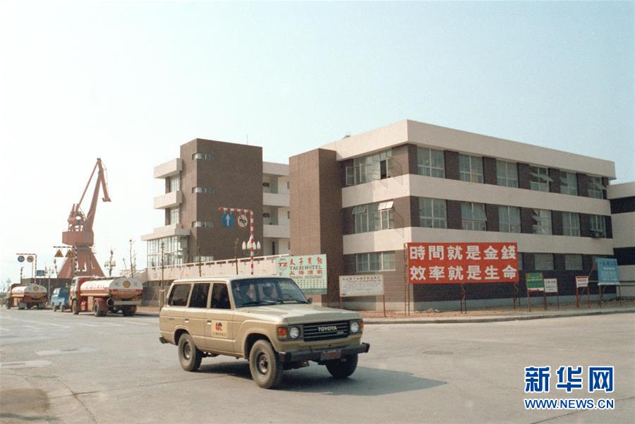 （新華全媒頭條&middot;壯闊東方潮　奮進新時代&mdash;&mdash;慶祝改革開放40年&middot;圖文互動）（3）從追趕時代到引領(lǐng)時代&mdash;&mdash;從深圳發(fā)展奇跡看中國改革開放40年 