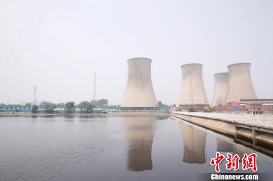 按照規(guī)劃，位于首鋼園區(qū)內(nèi)的滑雪大跳臺建成后將成為世界首例永久保留和使用的單板大跳臺場地。圖為單板大跳臺選址所在地?！№n海丹 攝