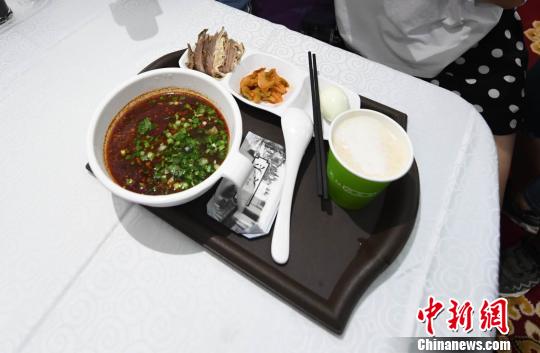 圖為&ldquo;環(huán)西部火車游Y667/8次&rdquo;列車上推出蘭州牛肉面套餐，套餐38元，有一碗牛肉面、一碟牛肉、一個雞蛋、一份小菜、一份甜胚子?！钇G敏 攝