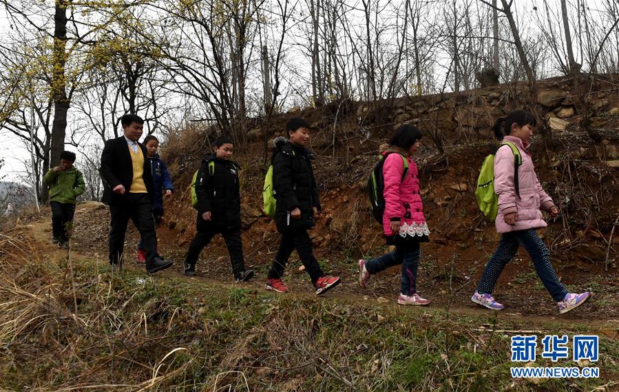 （時(shí)代先鋒&middot;圖文互動(dòng)）（7）伏牛山里好老師張玉滾：挑起孩子們走出大山的希望