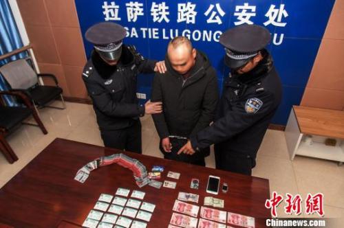資料圖：一犯罪嫌疑人對拉薩鐵路警方查獲的火車票進(jìn)行指認(rèn)。　胡傳鑫 攝