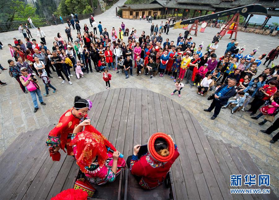 （在習近平新時代中國特色社會主義思想指引下&mdash;&mdash;新時代新作為新篇章&middot;鄉(xiāng)村振興戰(zhàn)略&middot;圖文互動）（3）掙脫&ldquo;富饒的貧困&rdquo;&mdash;&mdash;一個西部貧困區(qū)縣綠色發(fā)展之變 