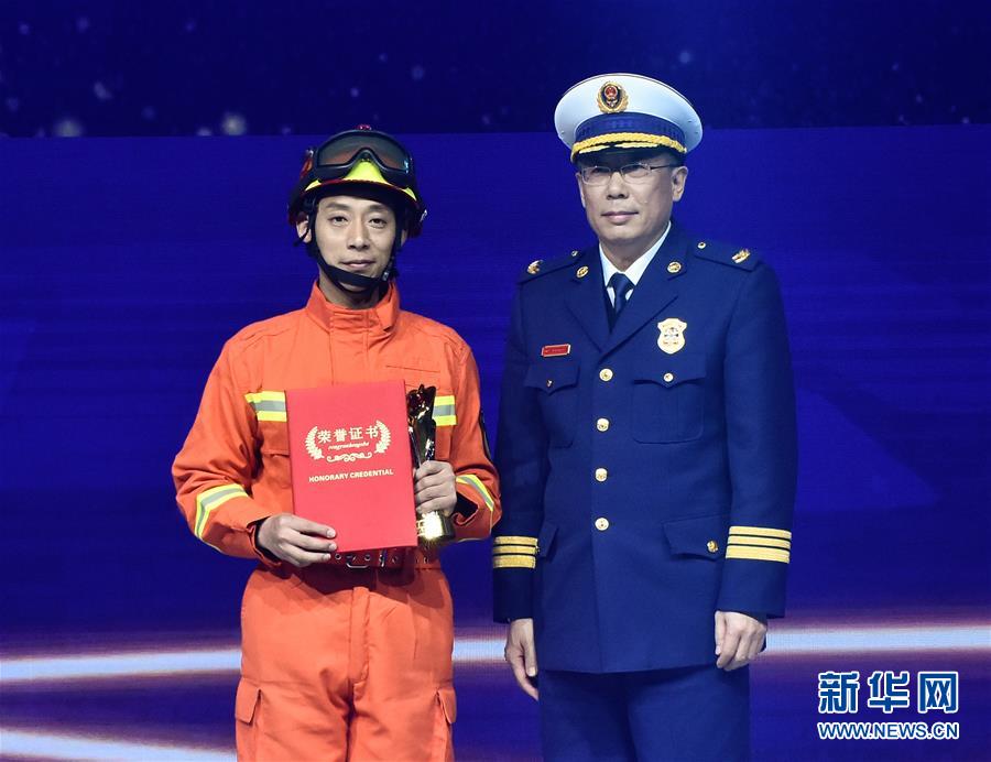 （圖文互動(dòng)）（5）&ldquo;中國(guó)網(wǎng)事&middot;感動(dòng)2018&rdquo;年度網(wǎng)絡(luò)人物頒獎(jiǎng)典禮在京舉行