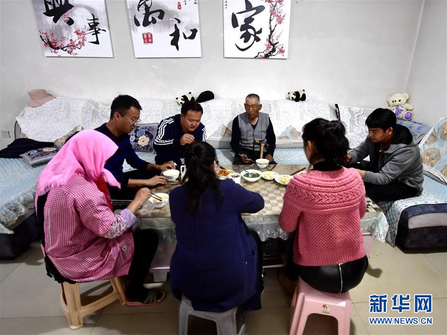 （圖文互動）（2）青海：&ldquo;田間土炕&rdquo;成為年輕干部培訓(xùn)新課堂