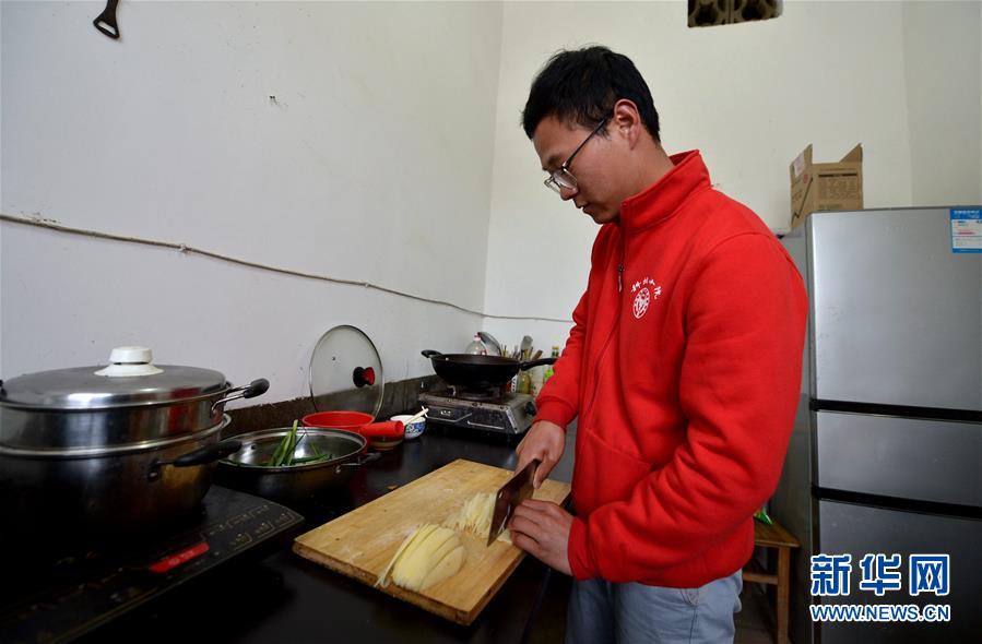 （愛(ài)國(guó)情 奮斗者&middot;圖文互動(dòng)）（4） &ldquo;解民生之多艱，育天下之英才&rdquo;&mdash;&mdash;中國(guó)農(nóng)大師生扎根田野書寫奉獻(xiàn)之歌