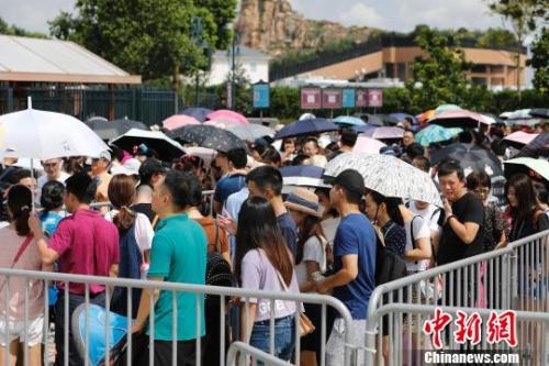 資料圖：游客排隊(duì)等待安檢。殷立勤 攝