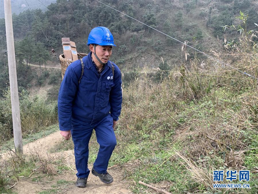 （勞動(dòng)者風(fēng)采&middot;圖文互動(dòng)）&ldquo;背簍&rdquo;供電人的大山情懷