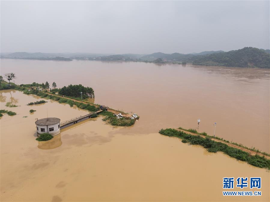（防汛抗洪&middot;圖文互動(dòng)）加快搶險(xiǎn)進(jìn)度 確保群眾安全&mdash;&mdash;湘江衡山段漫堤決口現(xiàn)場(chǎng)直擊