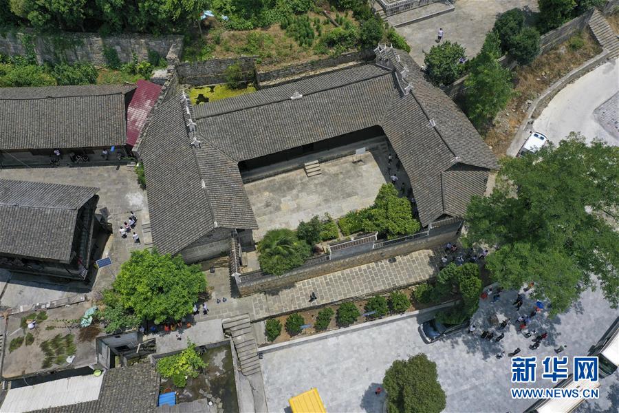 （壯麗70年&middot;奮斗新時(shí)代&mdash;&mdash;記者再走長征路&middot;圖文互動(dòng)）（2）手捧棉被憶紅軍：走了那么多年，我們都念他們的好