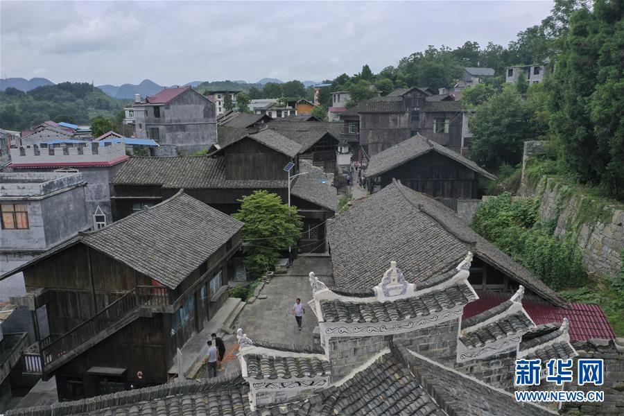 （壯麗70年&middot;奮斗新時(shí)代&mdash;&mdash;記者再走長征路&middot;圖文互動(dòng)）（3）手捧棉被憶紅軍：走了那么多年，我們都念他們的好