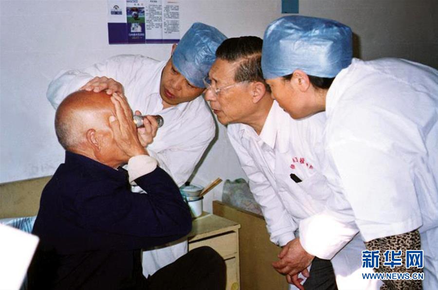 （愛國者 奮斗情&middot;圖文互動）（7）用醫(yī)術和道德守護&ldquo;光明&rdquo;&mdash;&mdash;全國道德模范99歲眼科專家張效房的人生軌跡 