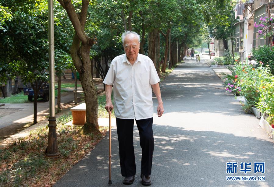 （新華全媒頭條&middot;圖文互動(dòng)）（9）滄海橫流 信仰彌堅(jiān)&mdash;&mdash;記共產(chǎn)黨員、湘潭大學(xué)九旬教授滄南