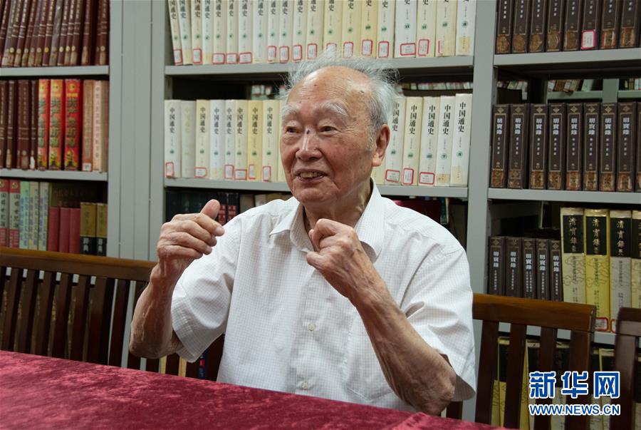 （新華全媒頭條&middot;圖文互動(dòng)）（5）滄海橫流 信仰彌堅(jiān)&mdash;&mdash;記共產(chǎn)黨員、湘潭大學(xué)九旬教授滄南