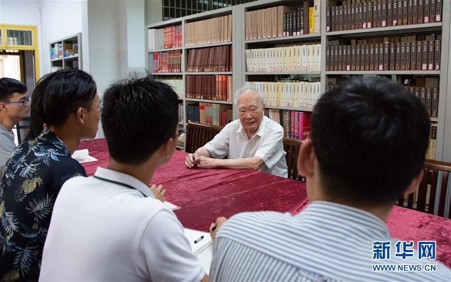 （新華全媒頭條&middot;圖文互動(dòng)）（4）滄海橫流 信仰彌堅(jiān)&mdash;&mdash;記共產(chǎn)黨員、湘潭大學(xué)九旬教授滄南