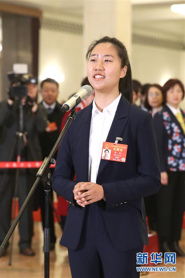 （兩會(huì)&middot;面對(duì)面）（5）全國(guó)人大代表接受采訪
