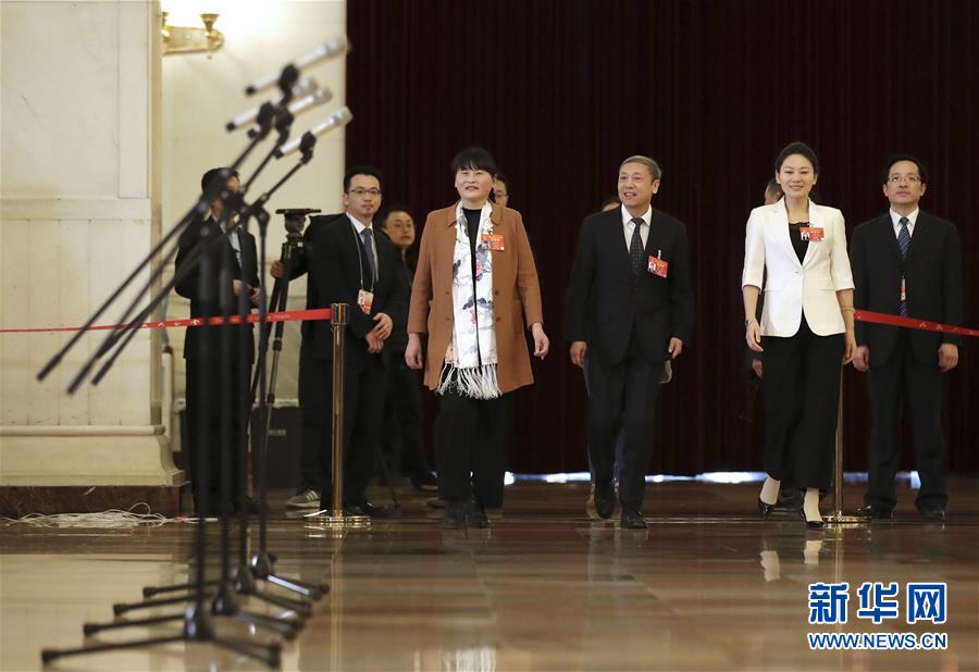 （兩會(huì)&middot;面對面&middot;XHDW）（4）全國人大代表接受采訪