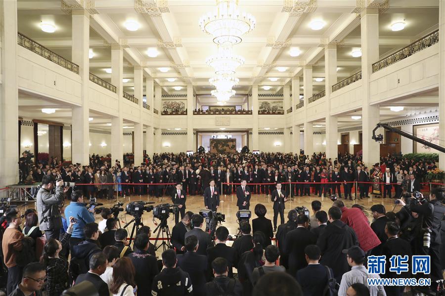 （兩會(huì)&middot;面對面&middot;XHDW）（13）全國人大代表接受采訪