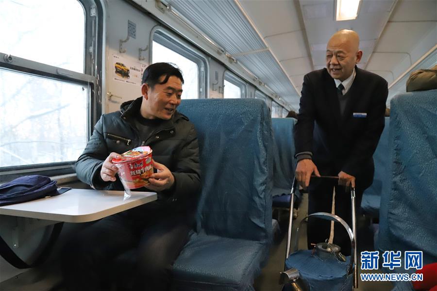 （新春走基層&middot;圖文互動(dòng)）（1）小康路上，與&ldquo;小慢車&rdquo;同行&mdash;&mdash;長(zhǎng)白山區(qū)綠皮火車二三事