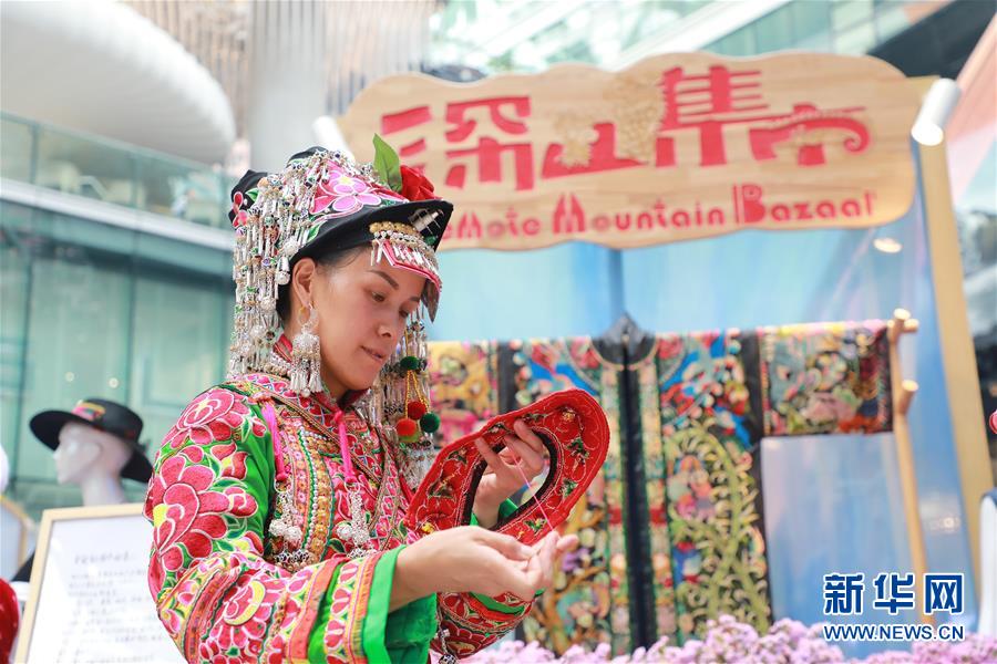 （脫貧攻堅(jiān)風(fēng)采錄&middot;帶頭人&middot;圖文互動(dòng)）（2）背著娃繡著花 養(yǎng)活自己養(yǎng)活家&mdash;&mdash;夏華和13000名大山繡娘的&ldquo;中國夢&rdquo;