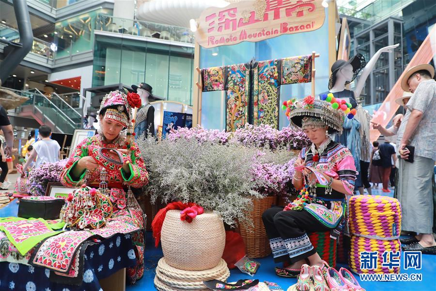 （脫貧攻堅(jiān)風(fēng)采錄&middot;帶頭人&middot;圖文互動(dòng)）（4）背著娃繡著花 養(yǎng)活自己養(yǎng)活家&mdash;&mdash;夏華和13000名大山繡娘的&ldquo;中國夢&rdquo;