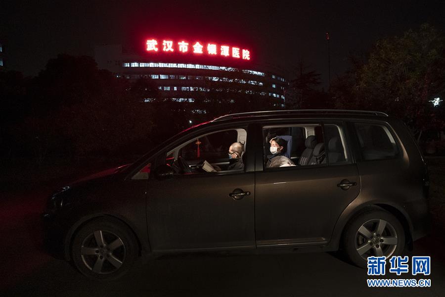 （一線抗疫群英譜&middot;圖文互動）（1）特寫：為節(jié)省10分鐘，這對醫(yī)護夫妻&ldquo;以車為家&rdquo;
