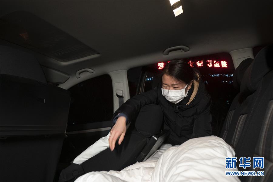 （一線抗疫群英譜&middot;圖文互動）（2）特寫：為節(jié)省10分鐘，這對醫(yī)護夫妻&ldquo;以車為家&rdquo;