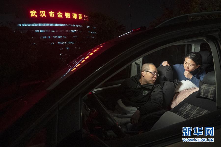 （一線抗疫群英譜&middot;圖文互動）（3）特寫：為節(jié)省10分鐘，這對醫(yī)護夫妻&ldquo;以車為家&rdquo;