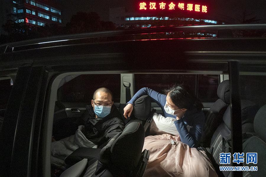 （一線抗疫群英譜&middot;圖文互動）（4）特寫：為節(jié)省10分鐘，這對醫(yī)護夫妻&ldquo;以車為家&rdquo;
