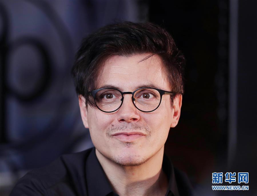 （國(guó)際&middot;圖文互動(dòng)）（6）通訊：手牽手，我們共同驅(qū)散陰霾&mdash;&mdash;法國(guó)音樂(lè)人創(chuàng)作抗疫歌曲背后的故事