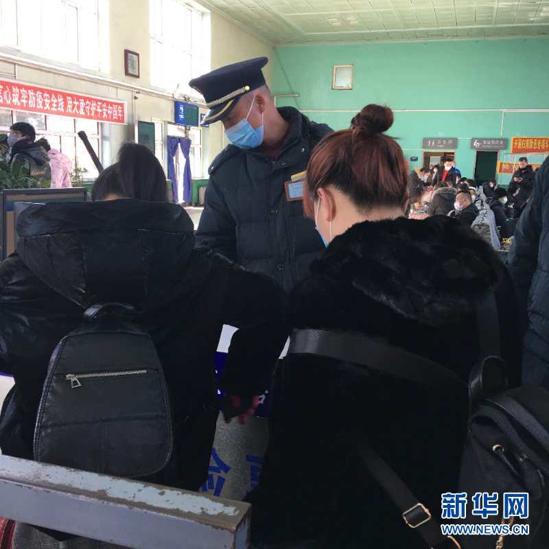 （新華網(wǎng)&middot;圖文互動(dòng)）（2）疫情下，小站鐵路安檢員收獲10多萬粉絲