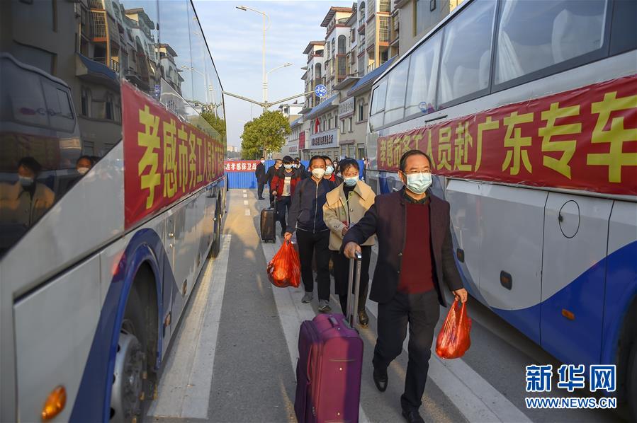 （新華全媒頭條&middot;在習近平新時代中國特色社會主義思想指引下&mdash;&mdash;新時代新作為新篇章&middot;圖文互動）（5）同心戰(zhàn)&ldquo;疫&rdquo;彰顯人民至上&mdash;&mdash;各地各部門貫徹落實習近平總書記重要指示精神統(tǒng)籌推進疫情防控和經(jīng)濟社會發(fā)展 
