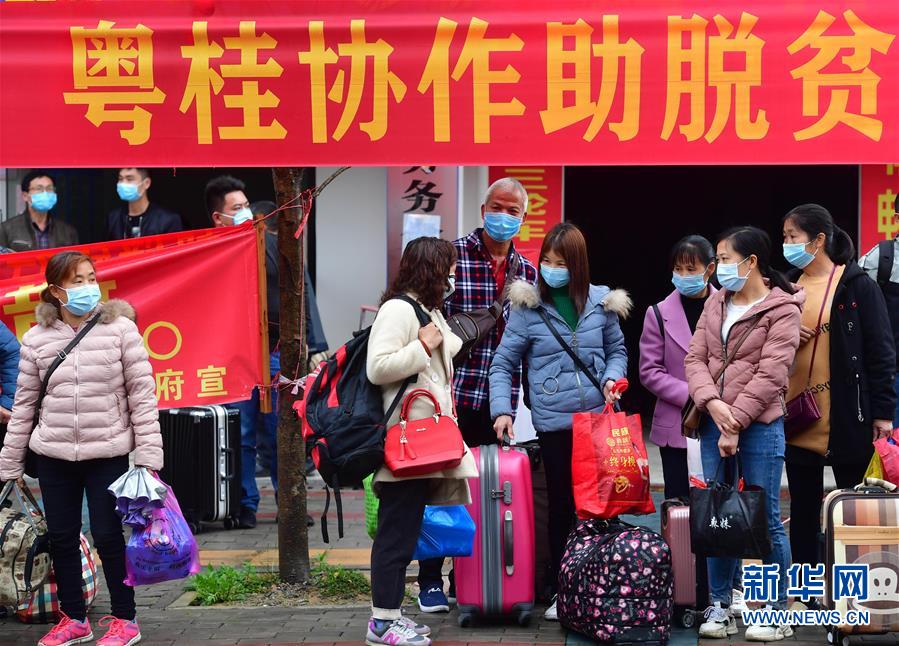 （新華全媒頭條&middot;在習近平新時代中國特色社會主義思想指引下&mdash;&mdash;新時代新作為新篇章&middot;圖文互動）（6）同心戰(zhàn)&ldquo;疫&rdquo;彰顯人民至上&mdash;&mdash;各地各部門貫徹落實習近平總書記重要指示精神統(tǒng)籌推進疫情防控和經(jīng)濟社會發(fā)展 