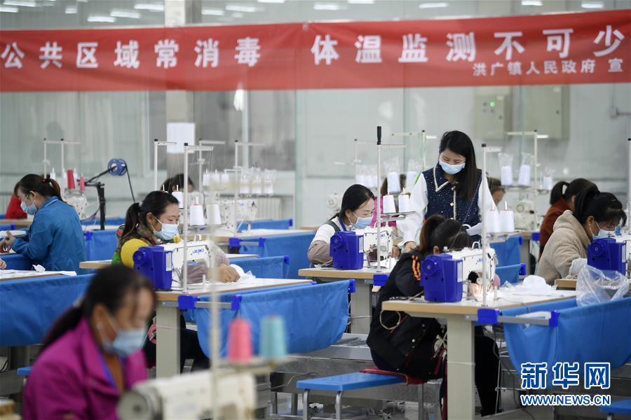 （新華全媒頭條&middot;在習近平新時代中國特色社會主義思想指引下&mdash;&mdash;新時代新作為新篇章&middot;圖文互動）（7）同心戰(zhàn)&ldquo;疫&rdquo;彰顯人民至上&mdash;&mdash;各地各部門貫徹落實習近平總書記重要指示精神統(tǒng)籌推進疫情防控和經(jīng)濟社會發(fā)展 