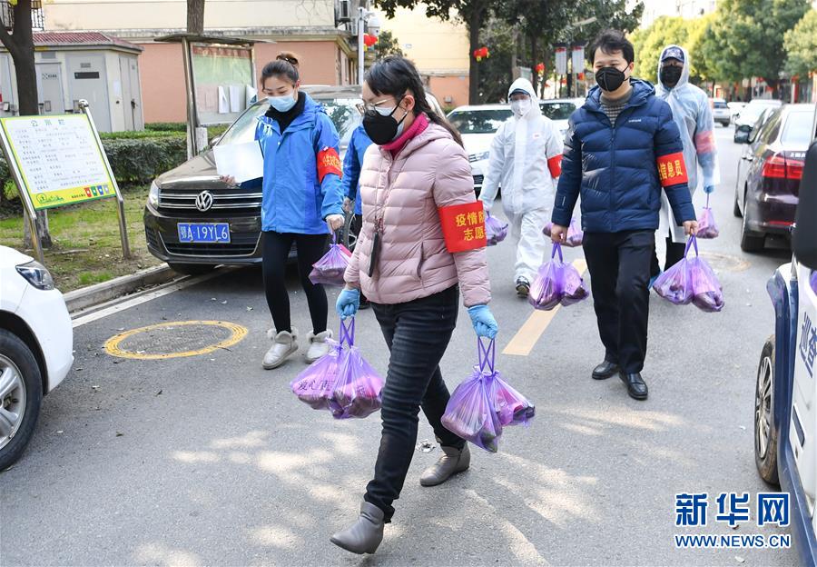 （新華全媒頭條&middot;在習近平新時代中國特色社會主義思想指引下&mdash;&mdash;新時代新作為新篇章&middot;圖文互動）（3）同心戰(zhàn)&ldquo;疫&rdquo;彰顯人民至上&mdash;&mdash;各地各部門貫徹落實習近平總書記重要指示精神統(tǒng)籌推進疫情防控和經(jīng)濟社會發(fā)展 