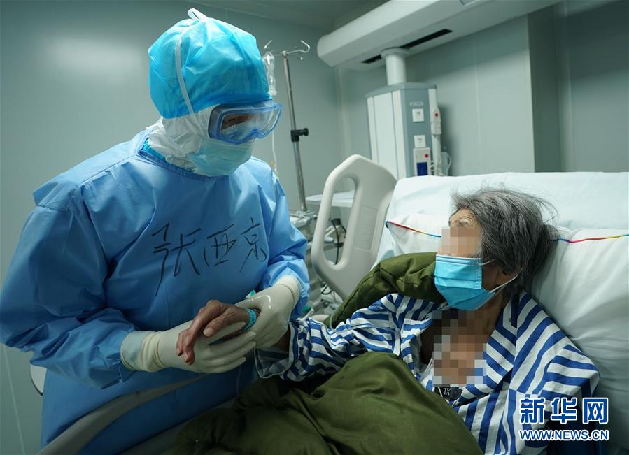 （新華全媒頭條&middot;圖文互動）（2）和時間拼速度 與死神搶生命&mdash;&mdash;火神山醫(yī)院重癥醫(yī)學一科里的&ldquo;生死戰(zhàn)&rdquo; 