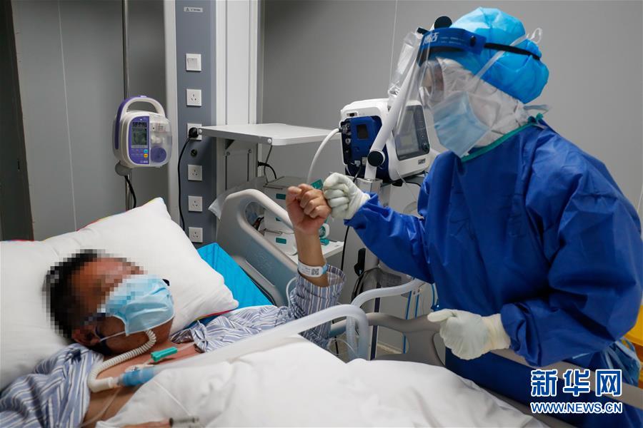 （新華全媒頭條&middot;圖文互動）（8）和時間拼速度 與死神搶生命&mdash;&mdash;火神山醫(yī)院重癥醫(yī)學一科里的&ldquo;生死戰(zhàn)&rdquo; 