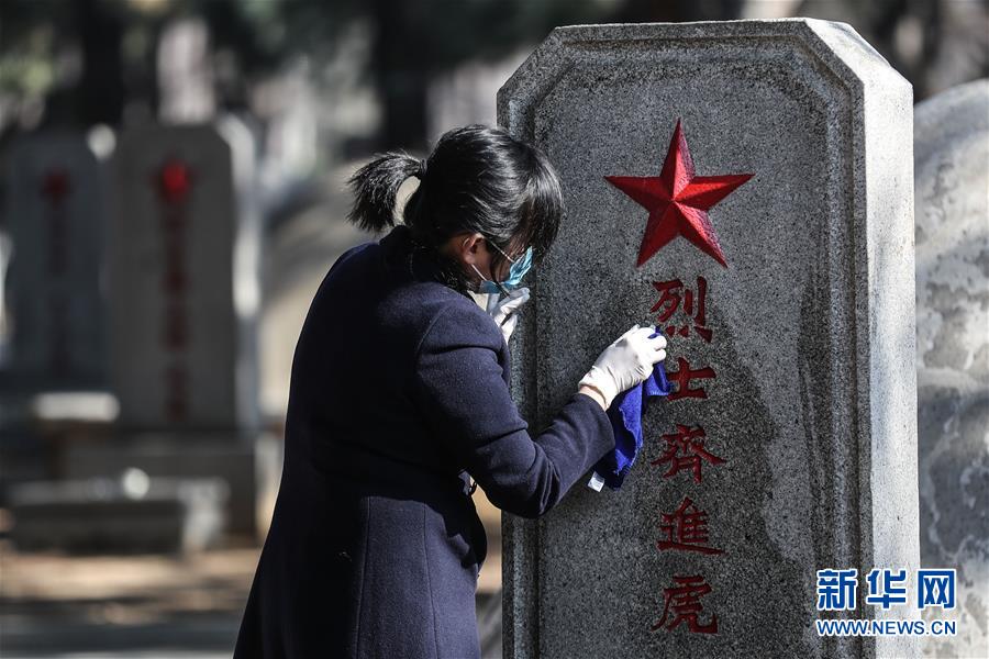 （圖文互動(dòng)）（6）穿越時(shí)空的思念&mdash;&mdash;社會(huì)各界祭奠抗美援朝英烈側(cè)記