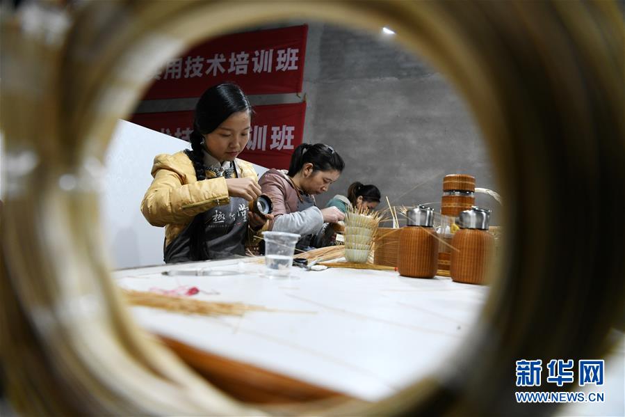 （代表委員履職&middot;圖文互動(dòng)）（4）&ldquo;90后&rdquo;非遺傳承人楊昌芹：讓傳統(tǒng)文化為鄉(xiāng)村振興注入&ldquo;靈魂&rdquo;
